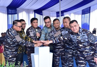 Kasal Laksamana TNI Dr. Muhammad Ali saat meresmikan Paket Pembangunan Infrastruktur Hub Station Siskomsat TNI AL di Kabupaten Bogor, Jumat (27/12). 