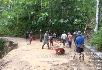 Babinsa Koramil 0801/02 Kebonagung Kodim 0801/Pacitan melaksanakan gotong royong bersama warga membersihkan material tanah longsor yang menutup jalan tepatnya berlokasi di Dusun Ketro, Desa Punjung Kec. Kebonagung, Kab. Pacitan, Minggu (10/03/2024)