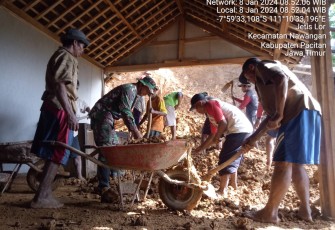 Anggota Koramil 0801/05 Nawangan Gerak Cepat Atasi Tanah Longsor