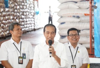 Kepala Badan Pangan Nasional/National Food Agency Arief Prasetyo Adi (kanan) saat dampingi Presiden Joko Widodo mengunjungi Gudang Perum Bulog Paceda, Bitung, Sulawesi Utara pada Jumat (23/2/2024).