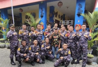 Sebelum berpamitan, tak lupa para Taruna bersama perwira Departemen Marinir memberikan tali asih serta bingkisan dari Departemen Marinir dan ditutup dengan foto bersama keluarga Bapak Soegimin.