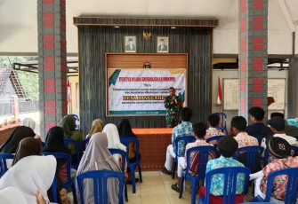 Babinsa Bersama Dinas Terkait saat Berikan Penyuluhan Hukum Kepada Masyarakat 