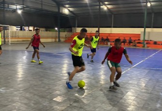  Prajurit Lanudal TPl Bermain Futsal