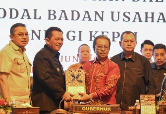 Gubernur Kepulauan Riau, H. Ansar Ahmad, menyampaikan Rancangan Perda tentang pendirian BUMD Energi Kepri. 