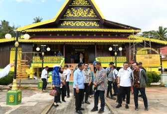 Gubernur Kepulauan Riau H. Ansar Ahmad saat ke Pulau Penyengat, Rabu (17/01/2024). 