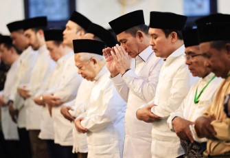 Wapres RI Maruf Amin Bersama Gubernur Ansar Terawih di Masjid Al-Uswah Tanjungpinang 