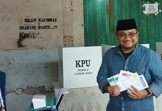 Menag melakukan pencoblosan di TPS 05 Kelurahan Leteh, Rembang, Rabu (14/02/2024).