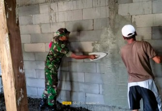 Babinsa Pilangkenceng Ikut Gotong royong Bangun Rumah Warga
