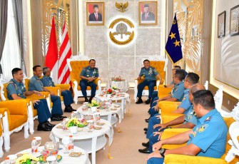 Komandan Pusat Penerbangan TNl Angkatan Laut (Danpuspenerbal) Laksda TNl Sisyani Jaffar berkunjung ke Akademi Angkatan Laut (AAL) sekaligus menyematkan Brevet Kehormatan Penerbangan kepada  Gubernur AAL, Laksda TNl Supardi di Lobby Utama Gedung R. Soebijakto, Mako AAL, Bumimoro, Surabaya, Selasa (16/1/2024)