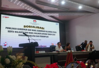 Ketua KPU (Kaos Putih) saat membuka kegiatan sosialisasi