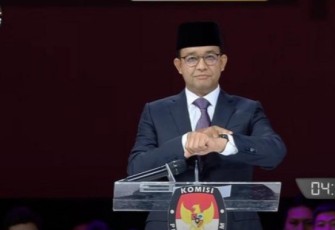 Calon presiden nomor urut 1 Anies Baswedan di debat capres pamungkas di Jakarta, Minggu (04/02) malam.