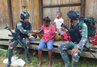 Satgas Yonif 310/KK Berikan Layanan Kesehatan ke warga keerom