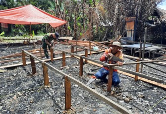 Babinsa Koramil 1002-08/Labuan Amas Utara dipimpin oleh Serka Suhartono  membantu warga binaan membangun rumah milik Nurdidayah di desa Rantau Keminting RT.004 RW.002 Kecamatan Labuan Amas Utara Kab.Hulu Sungai Tengah, Kamis (22/02/24)