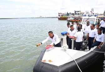 Danlanal Cilacap Kolonel Laut (P) Bambang Subeno memimpin Tasyakuran satu unit RBB tersebut di Dermaga Sleko Satkamla Lanal Cilacap.