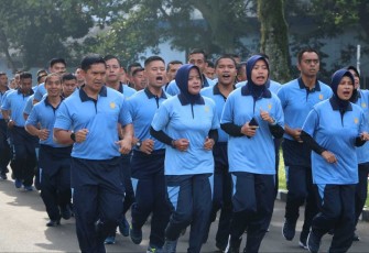 Pelaksanaan senam pagi di lapangan apel Koharmatau, Bandung, Jawa Barat, Selasa (16/01/2024)