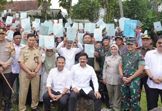 Menteri ATR/Kepala BPN , Hadi Tjahjanto saat menyerahkan 500 sertipikat tanah bagi masyarakat Desa Gunung Sari, Kecamatan Pamijahan, Kabupaten Bogor pada Senin (12/04/2024).