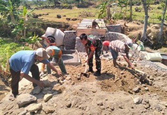 Babinsa Kendal Bersama Masyarakat Kerja Bakti Pengurukan Jalan