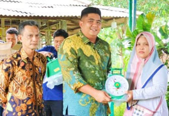 Bupati Roby saat Serahkan Timbangan kepada  Kelompok Usaha Ekonomi Produktif