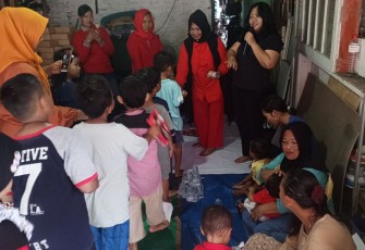  anggota DPRD Jatim dari Fraksi PDI Perjuangan Agatha Retnosari, terus turun kemasyarakat, membarsamai masyarakat dan beri bantuan pada masyarakat.