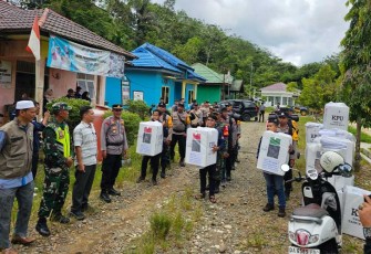Babinsa Kodim 1002/HST saat Kawal Logistik Pemilu 2024 ke TPS Terjauh 