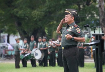 Danrem 032/Wirabraja saat Pimpin Upacara Bendera 17an