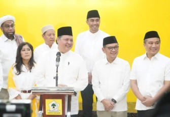 Ketum Partai Golkar Airlangga memberikan keterangan pers 