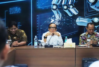 Wamenaker Immanuel Ebenezer Gerungan saat bertemu pekerja di Solo, Kamis (5/12)