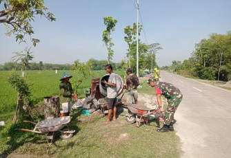Babinsa bantu memperbaiki saluran irigasi