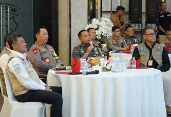 Panglima TNI Jenderal TNI Agus Subiyanto bersama Kapolri Jenderal Pol. Listyo Sigit Prabowo saat pemantauan dan pengecekan Sitkamtibmas malam pergantian Tahun Baru 2024 dilaksanakan secara tatap muka dan virtual, di Gedung Promoter Polda Metro Jaya Jl. Jenderal Sudirman 55 Kebayoran Baru, Jakarta Selatan, Minggu (31/12/2023).