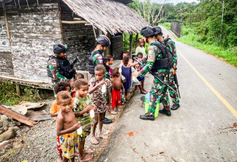 Satgas Yonif 310/KK Bagikan Susu di Perbatasan