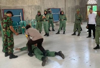 Latihan beladiri taktis anggota linmas di wilayah Koramil Arjosari, Sabtu (6/1)