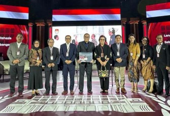 Dokumentasi: Foto bersama Dr. Ian dan panelis lainnya dalam Debat Capres 2024 pada Minggu, 07 Januari 2024