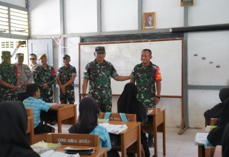 Danrem 121/Abw Brigjen TNI Luqman Arief saat mengunjungi sekolah di perbatasan 
