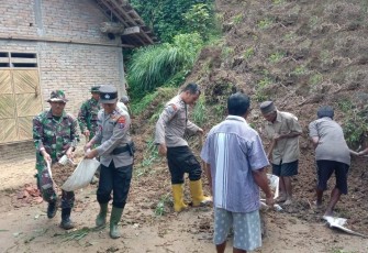 Tanggap bencana bersihkan material longsor 