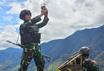 Prajurit Satgas Yonif PR 330 tanam pohon mahoni di pegunungan Intan Jaya, Rabu (10/1)