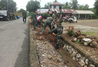 Pembersihan saluran air di wilayah binaan