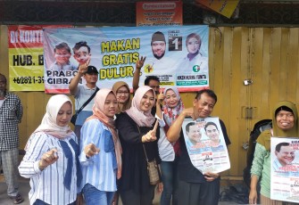 Caleg DPRD Kabupaten Blitar dari Partai Gerindra Niken Norma Saat Bagi-bagi Makan Gratis