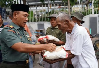 Danrem 081/DSJ Kolonel Inf H. Sugiyono memberikan bansos, Senin (15/1)