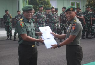 Kasmenarmed 2 Kostrad Letkol Arm Siswo Budiarto saat memberikan buku pedoman bahasa inggris ke prajuritnya usai apel pagi, Senin (15/1)
