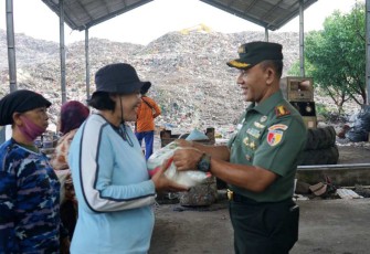 Senyum sumringah ibu Susilowati (63) pemulung di TPA Winongo saat menerima bingkisan Danrem 081/DSJ, Selasa (16/1)