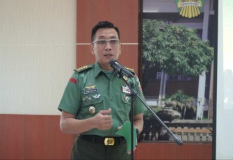 Kapendam IX/Udayana Kolonel Inf Agung Udayana saat membacakan sambutan Kadispenad, Selasa (16/1)