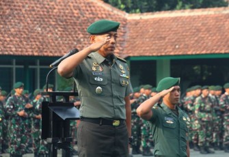 Kasmenarmed 2 Kostrad Letkol Arm Siswo Budiarto saat upacara bendera 17-an gabungan tiga satuan di Yonbekang 2 Kostrad Malang, Rabu (17/1)