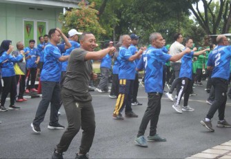Kasmenarmed 2 Kostrad Letkol Arm Siswo Budiarto saat olahraga senam bersama dengan KPPN Malang, Jum'at (19/1)