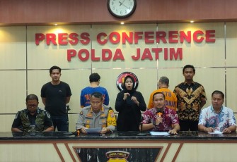 Wadirkrimum Polda Jatim AKBP Pitter Yonottama saat memberikan keterangan pers Jum'at (19/1)