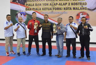 Danyonarhanud 2 Kostrad Letkol Arh Luthfi Novriadi (kemeja batik) saat foto bersama dengan pemenang kejuaraan karate antar pelajar Malang Raya, Sabtu (20/1)