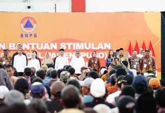 Presiden menyerahnan bantuan stimulan untuk petani gagal panen