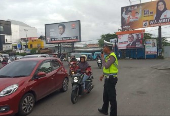 Personel satlantas Polrestabes Makassar saat pengaturan antisipasi kemacetan lalu lintas, Kamis (25/1)