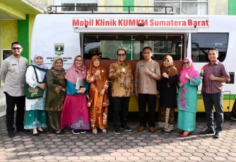 SeskemenkopUKM Arif Rahman Hakim foto bersama berlatar mobile klinik KUMKM Sumatera Barat, Sabtu (27/1)