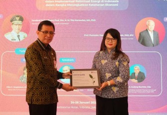 Dirjen Bangda Kemendagri Restuardy Daud saat memberikan penghargaan 