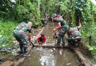 Pembersihan saluran air di wilayah desa binaan